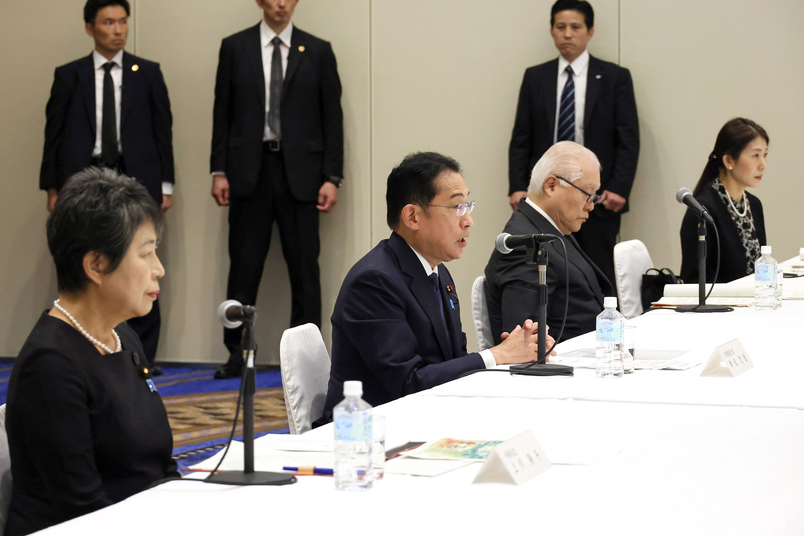 Prime Minister Kishida listening to requests from representatives of atomic bomb survivors (2)