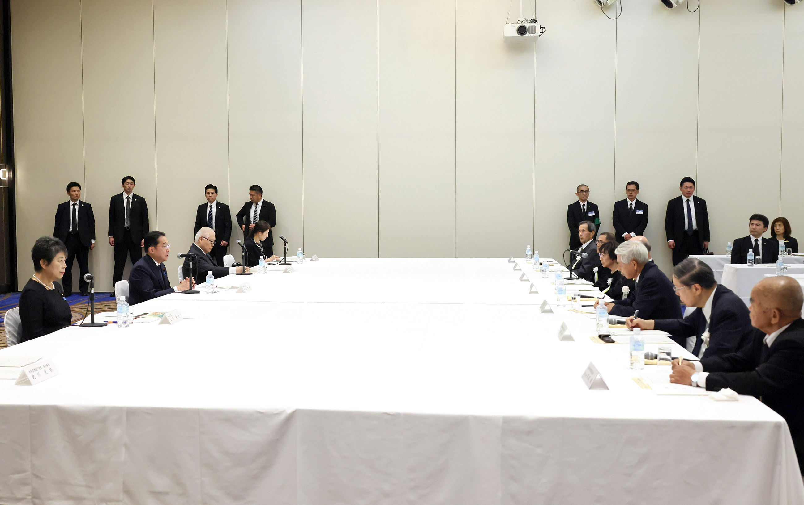 Prime Minister Kishida listening to requests from representatives of atomic bomb survivors (3)