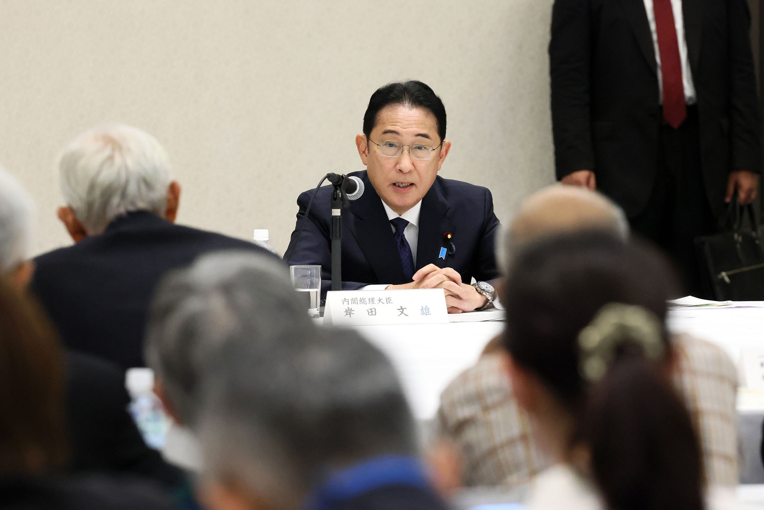 Prime Minister Kishida listening to requests from representatives of atomic bomb survivors (4)