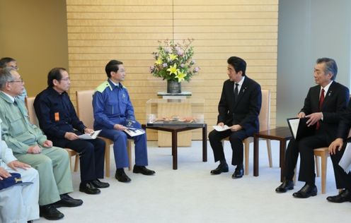 Photograph of the Prime Minister listening to the request (2)