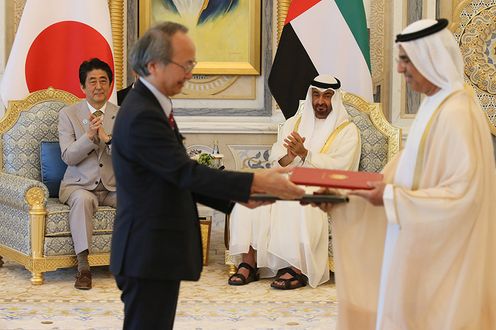Photograph of the two leaders attending the exchange of documents ceremony (pool photo)