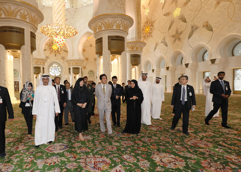 Photograph of the Prime Minister visiting the Sheikh Zayed Grand Mosque 