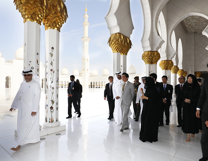 Photograph of the Prime Minister visiting the Sheikh Zayed Grand Mosque 