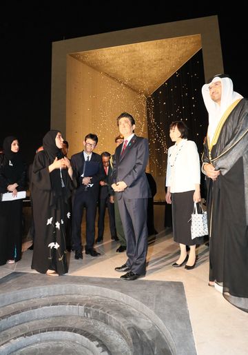 Photograph of the Prime Minister visiting the Founder’s Memorial 