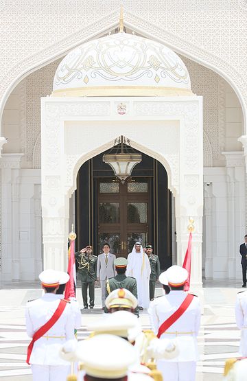 Photograph of the Prime Minister attending the welcome ceremony (pool photo)