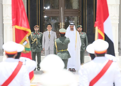 Photograph of the Prime Minister attending the welcome ceremony (pool photo)