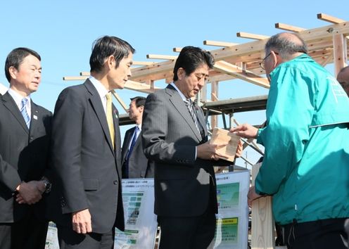 Photograph of the Prime Minister visiting the Minamisanriku Town Industrial Fair (1)