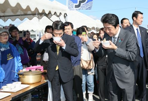 Photograph of the Prime Minister visiting the Minamisanriku Town Industrial Fair (2)