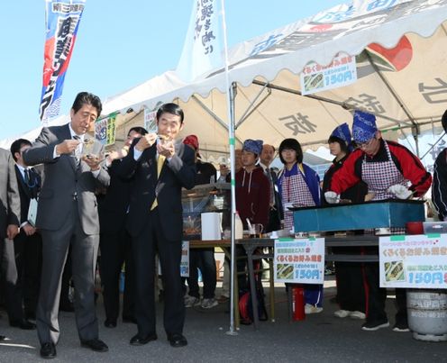 Photograph of the Prime Minister visiting the Minamisanriku Town Industrial Fair (3)