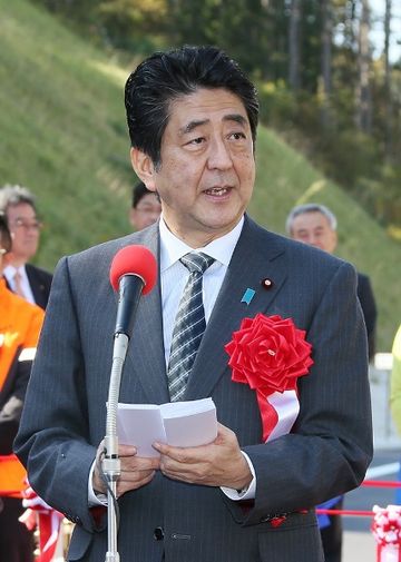 Photograph of the Prime Minister delivering an address at the opening ceremony of the Tome-Shizugawa section of the Sanriku Coast Road (1)