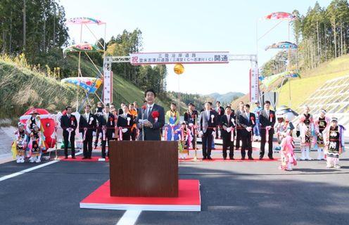 Photograph of the Prime Minister delivering an address at the opening ceremony of the Tome-Shizugawa section of the Sanriku Coast Road (2)