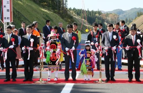 Photograph of the Prime Minister cutting the ribbon at the opening ceremony of the Tome-Shizugawa section of the Sanriku Coast Road