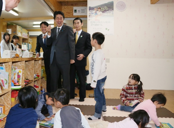 Photograph of the Prime Minister visiting an NPO that provides a space for mothers to bring their children at their workplace (1)