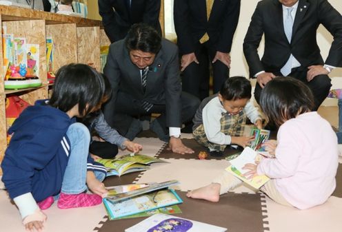 Photograph of the Prime Minister visiting an NPO that provides a space for mothers to bring their children at their workplace (3)