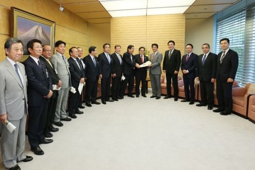Photograph of the Prime Minister receiving the request (2)