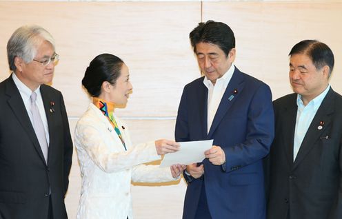 Photograph of the Prime Minister receiving the proposal (2)