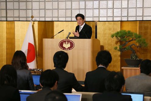 Photograph of the Prime Minister holding the press conference