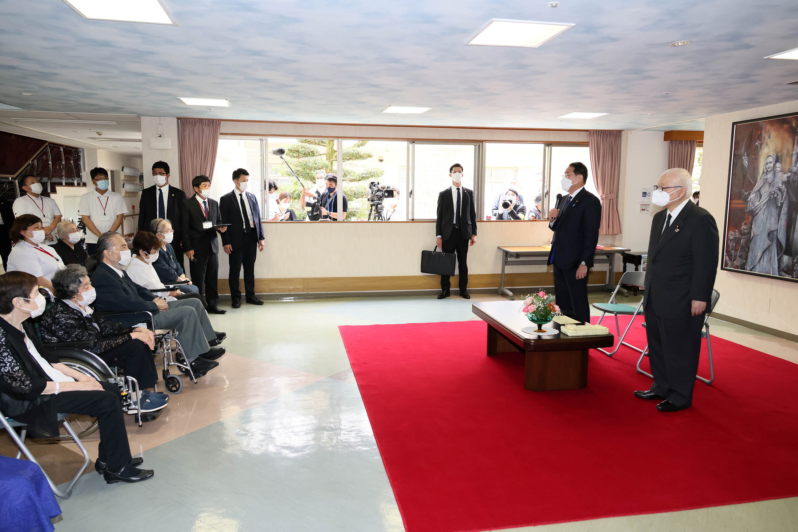 Prime Minister Kishida visiting residents in a nursing home for atomic bomb survivors in the city (1)