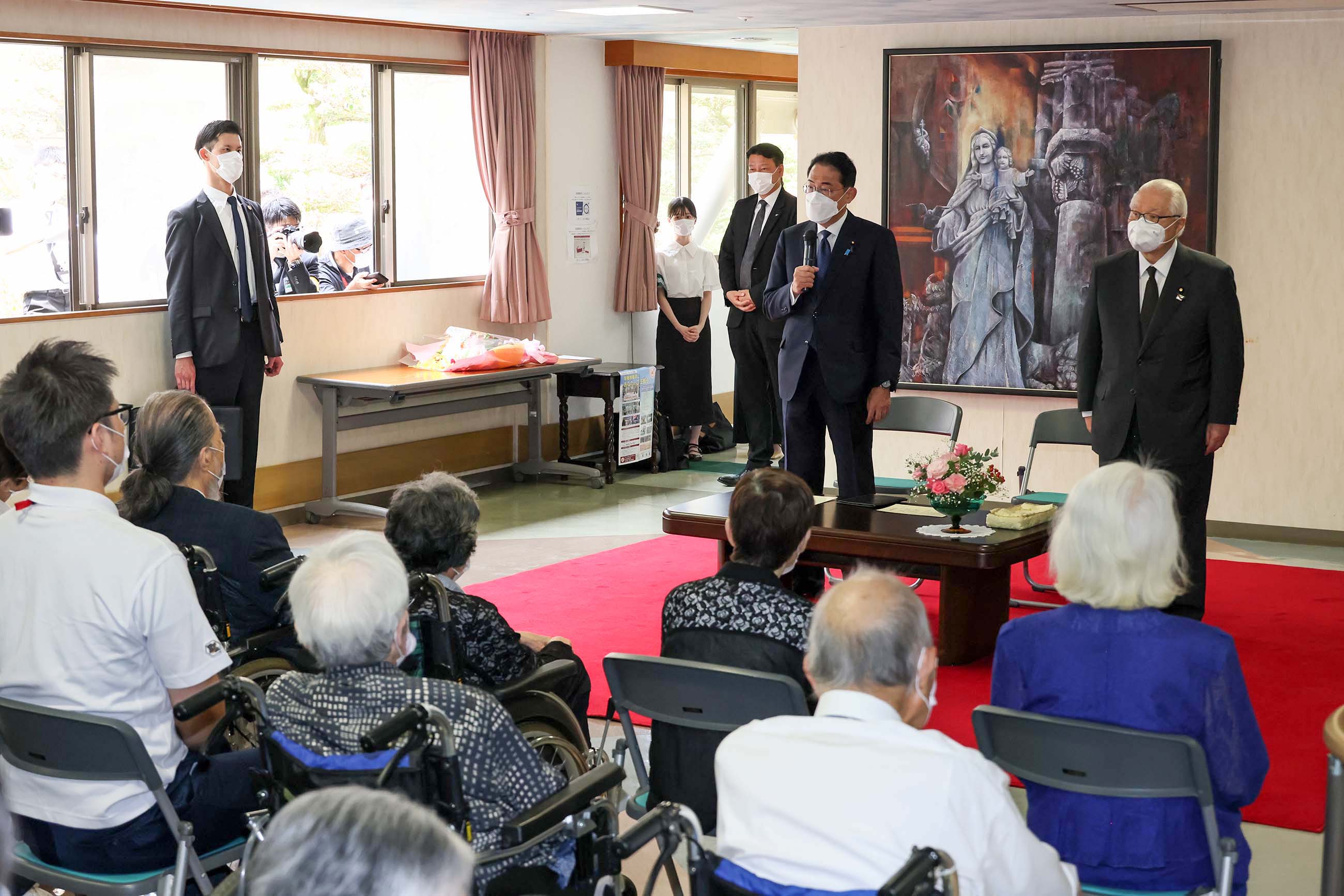 Prime Minister Kishida visiting residents in a nursing home for atomic bomb survivors in the city (2)