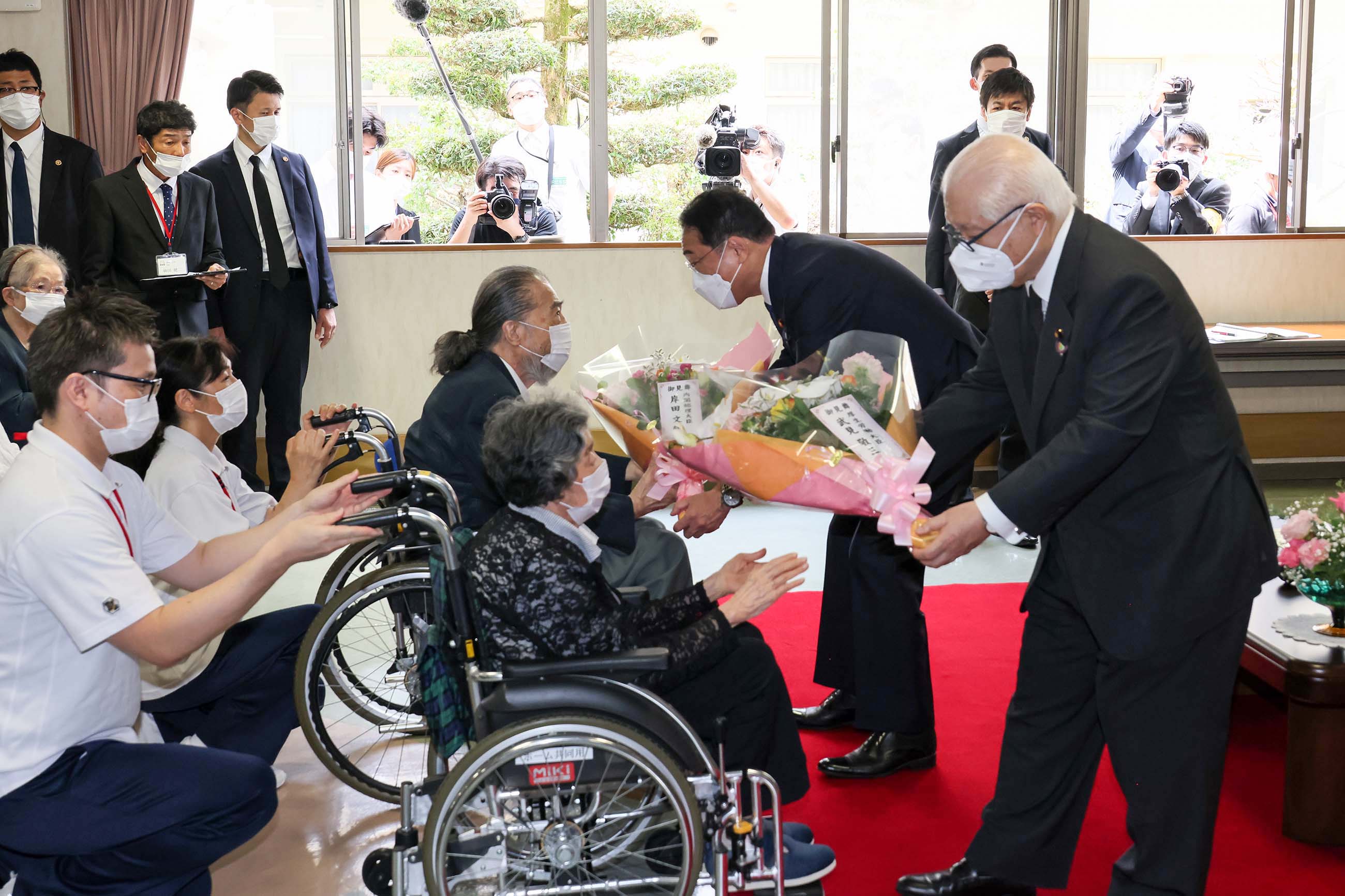 Prime Minister Kishida visiting residents in a nursing home for atomic bomb survivors in the city (3)