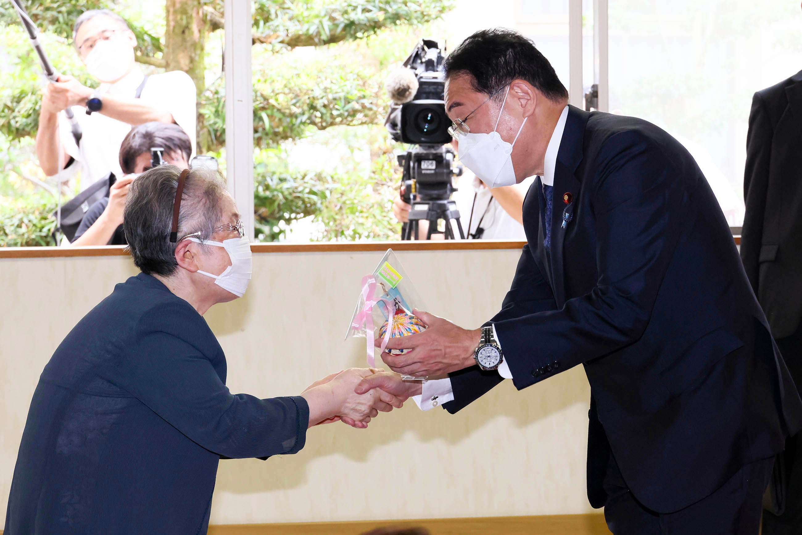 Prime Minister Kishida visiting residents in a nursing home for atomic bomb survivors in the city (4)