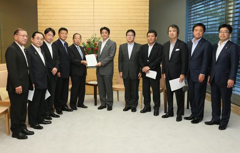 Photograph of the Prime Minister receiving the proposal (1)