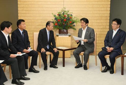 Photograph of the Prime Minister receiving the proposal (2)