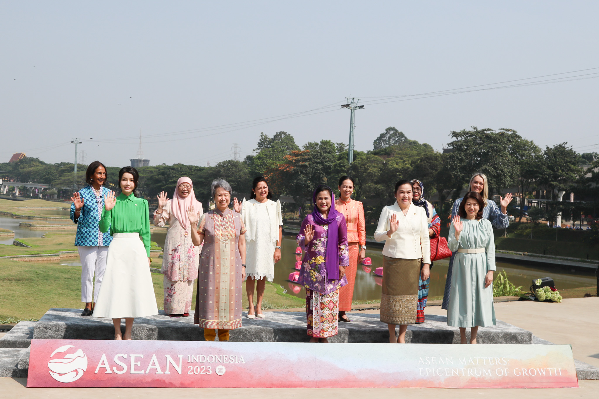 Mrs. Kishida attending the official Spouse Program of the ASEAN Summit (1)