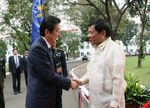 Photograph of the Prime Minister being welcomed by the President of the Philippines