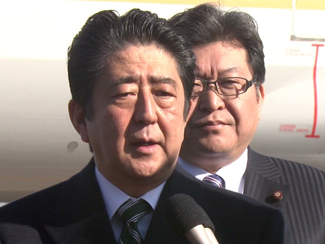 Photograph of the Prime Minister holding the impromptu press conference at Tokyo International Airport (Haneda Airport)