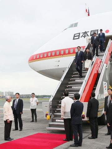 Photograph of the Prime Minister arriving in the Philippines (1)