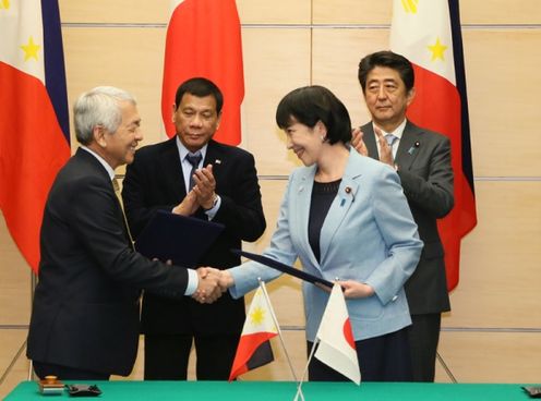 Photograph of the leaders attending the signing ceremony (1)