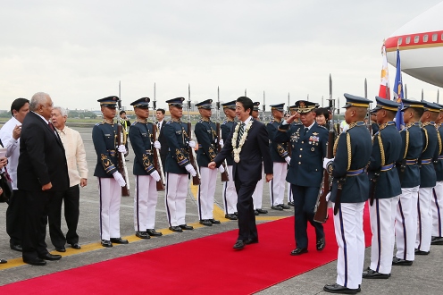 Photograph of the Prime Minister arriving in the Philippines (2)