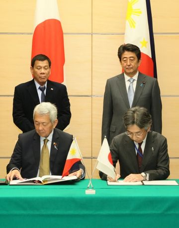 Photograph of the leaders attending the signing ceremony (2)