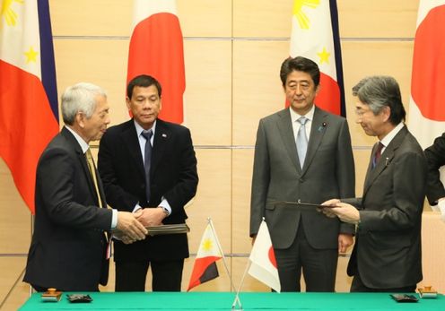 Photograph of the leaders attending the signing ceremony (3)