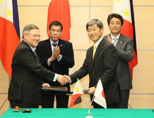 Photograph of the leaders attending the signing ceremony (4)