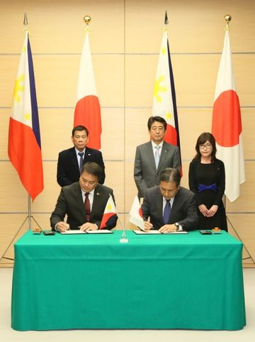 Photograph of the leaders attending the signing ceremony (5)