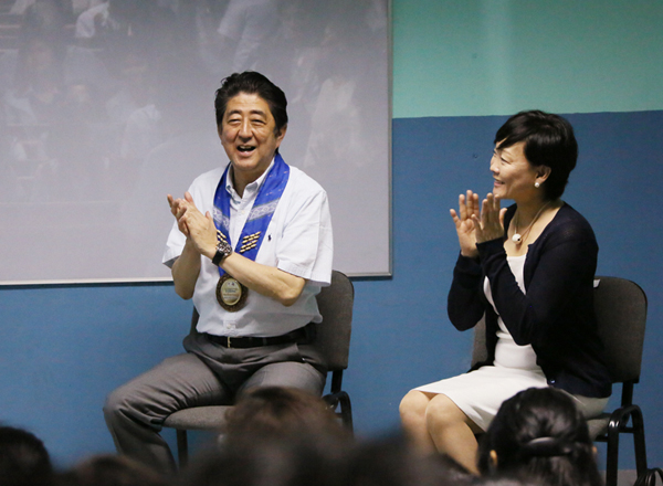 Photograph of Prime Minister Abe and Mrs. Abe visiting Mindanao Kokusai Daigaku (Mindanao International College) (1)