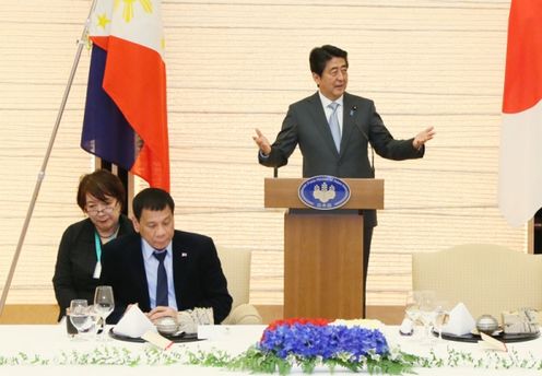 Photograph of the Prime Minister delivering an address at the dinner banquet