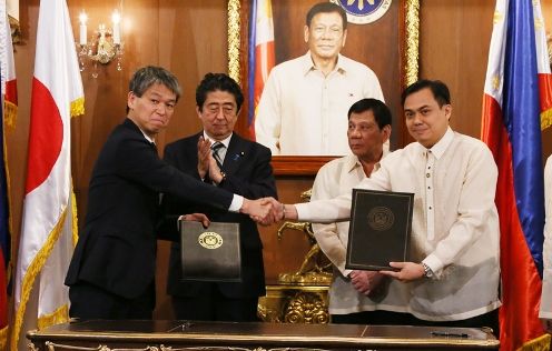 Photograph of the leaders attending the signing ceremony (3)