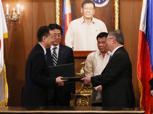 Photograph of the leaders attending the signing ceremony (5)