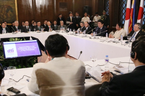 Photograph of the leaders attending the expanded meeting with businesses