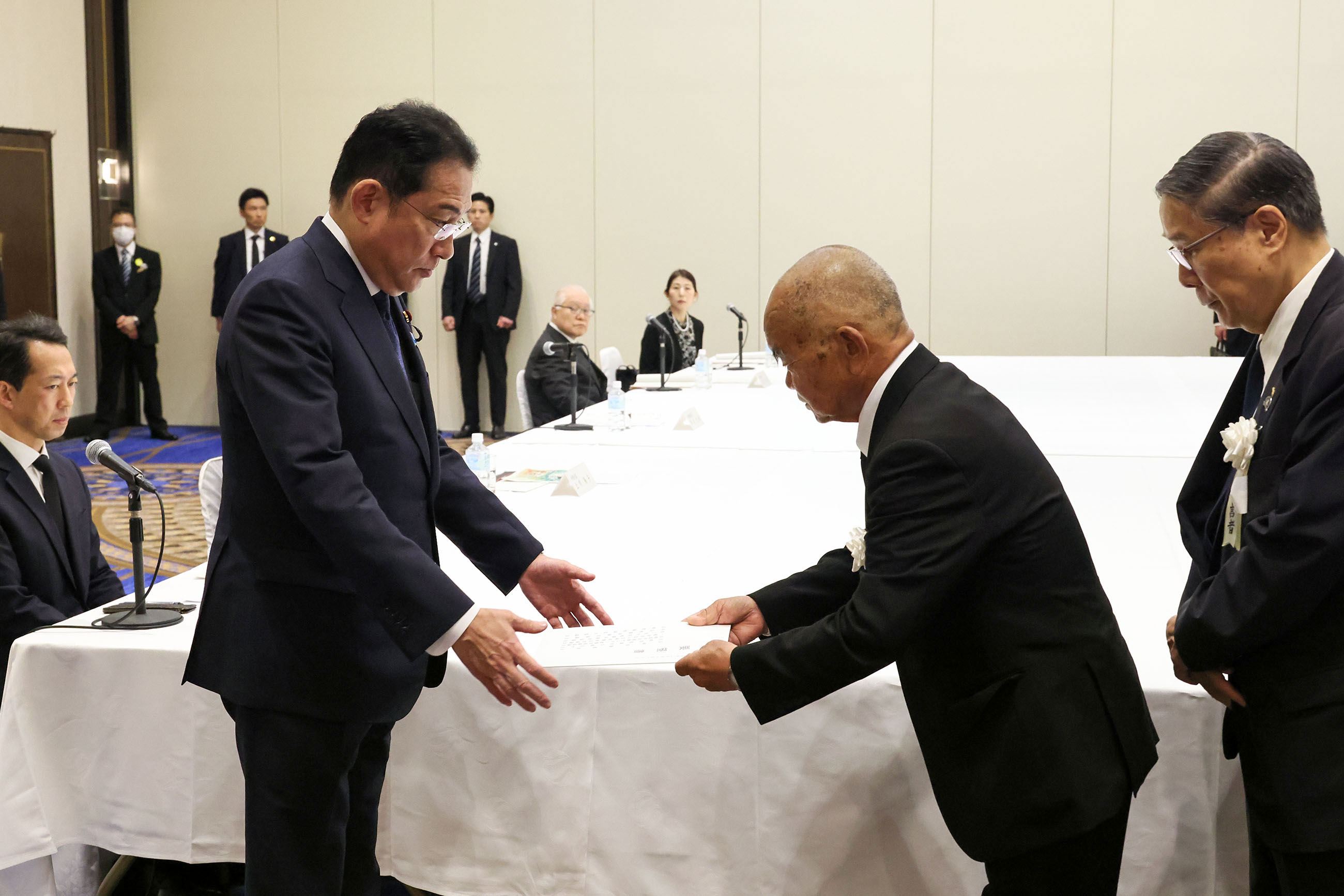 Prime Minister Kishida receiving a letter of request from representatives of atomic bomb survivors (1)