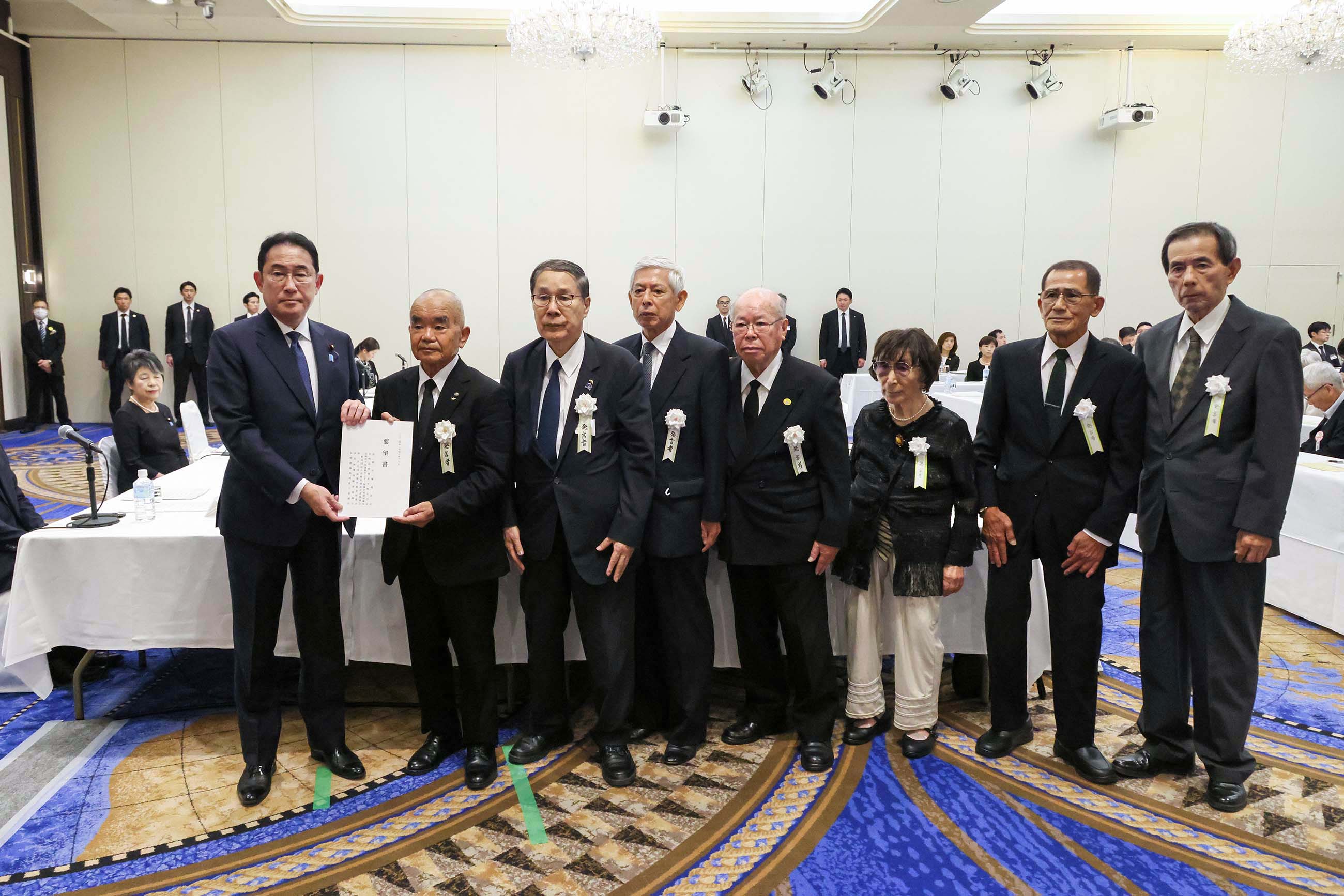 Prime Minister Kishida receiving a letter of request from representatives of atomic bomb survivors (2)