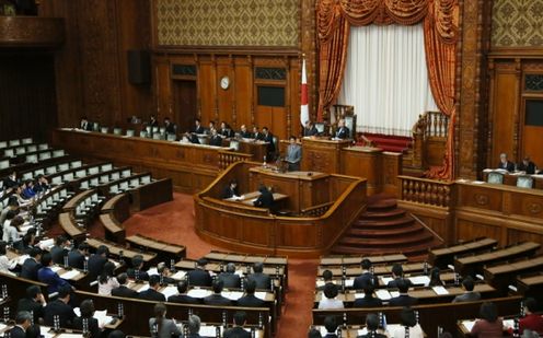 Photograph of the Prime Minister giving a report at the plenary session of the House of Councillors (2)