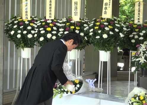 Photograph of the Prime Minister offering prayers at Chidorigafuchi National Cemetery