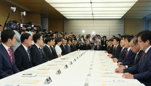 Photograph of the Prime Minister delivering an address (2)