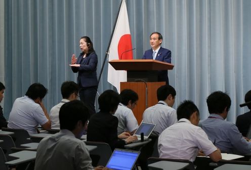 Photograph of the Chief Cabinet Secretary announcing the list of Cabinet members