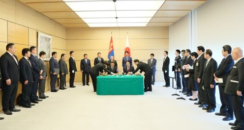 Photograph of the Prime Minister and chairman of the State Great Hural at the signing ceremony (2)