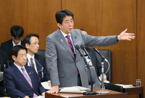 Photograph of the Prime Minister answering questions at the Meeting of the Committee on Health, Labour, and Welfare of the House of Representatives (1)